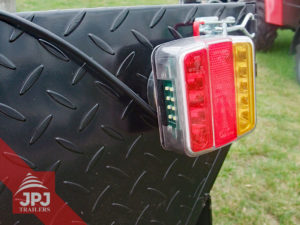Magnetsko LED svjetlo na prikolicama za četvorke