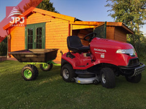Vrtni traktor honda i prikolica s plastičnom osnovom